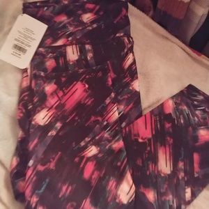 Fabletics NWT Salar Printed PowerHold Capri

2x